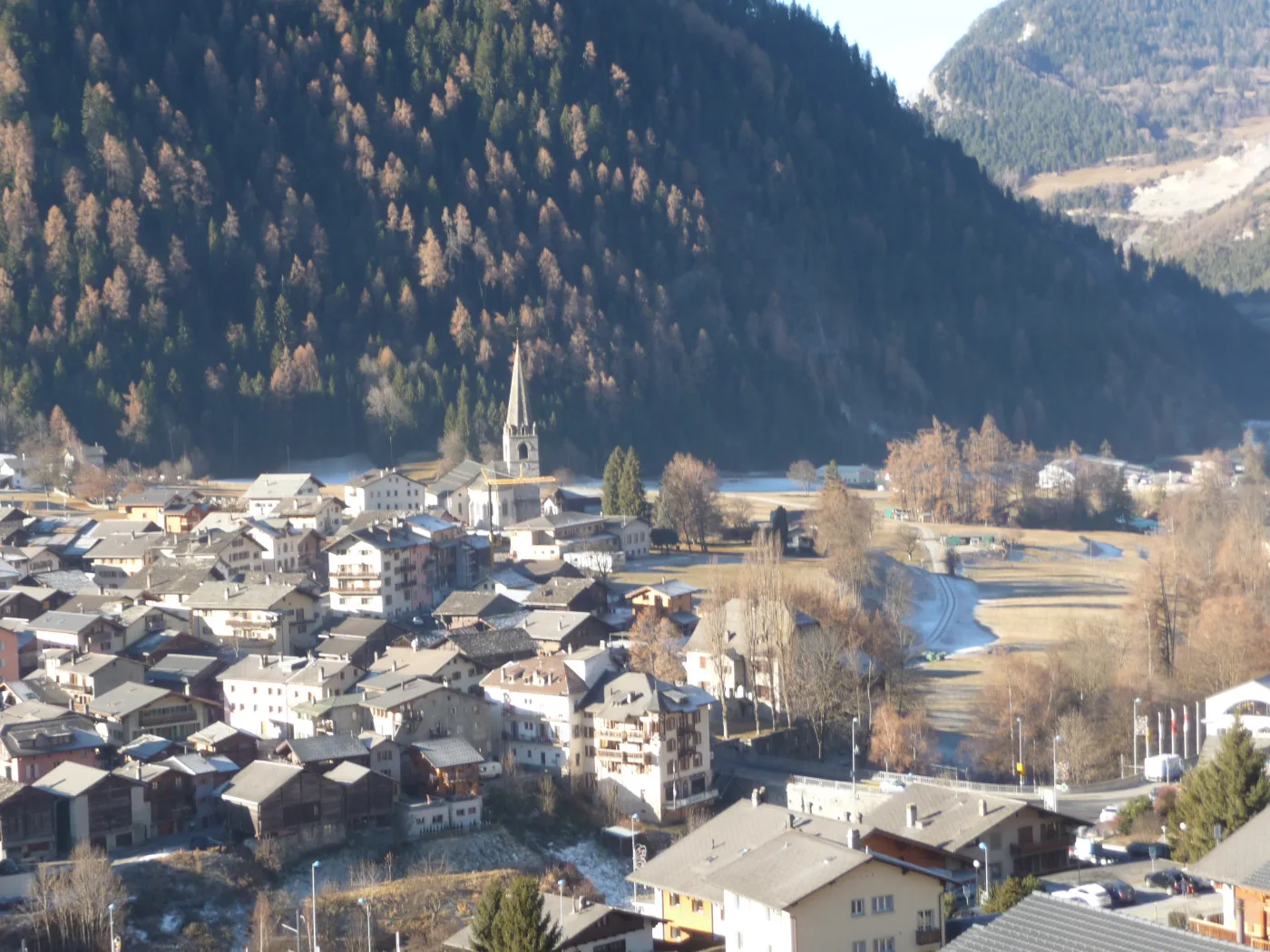 Le Châble et son clocher en hiver, au fond du val de Bagnes