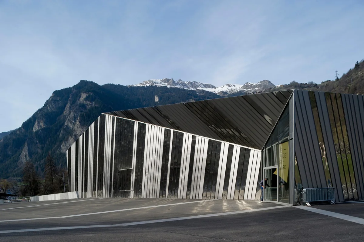 L'Espace Saint-Marc au Châble, façade en miroir devant les montagnes
